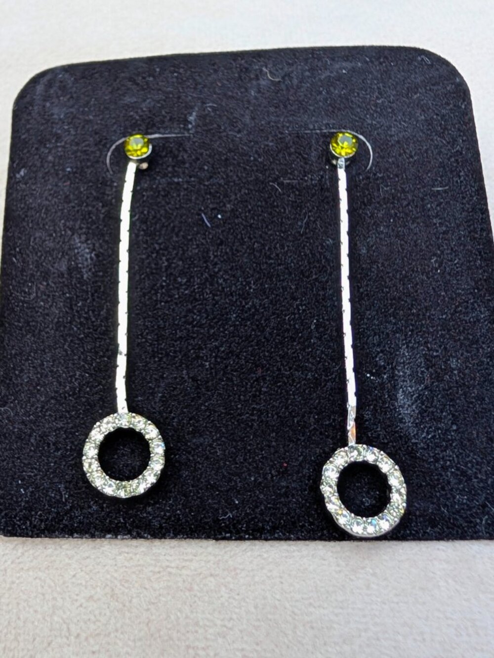Vintage Dangle Earrings with green rhinestones - Picture 7 of 8